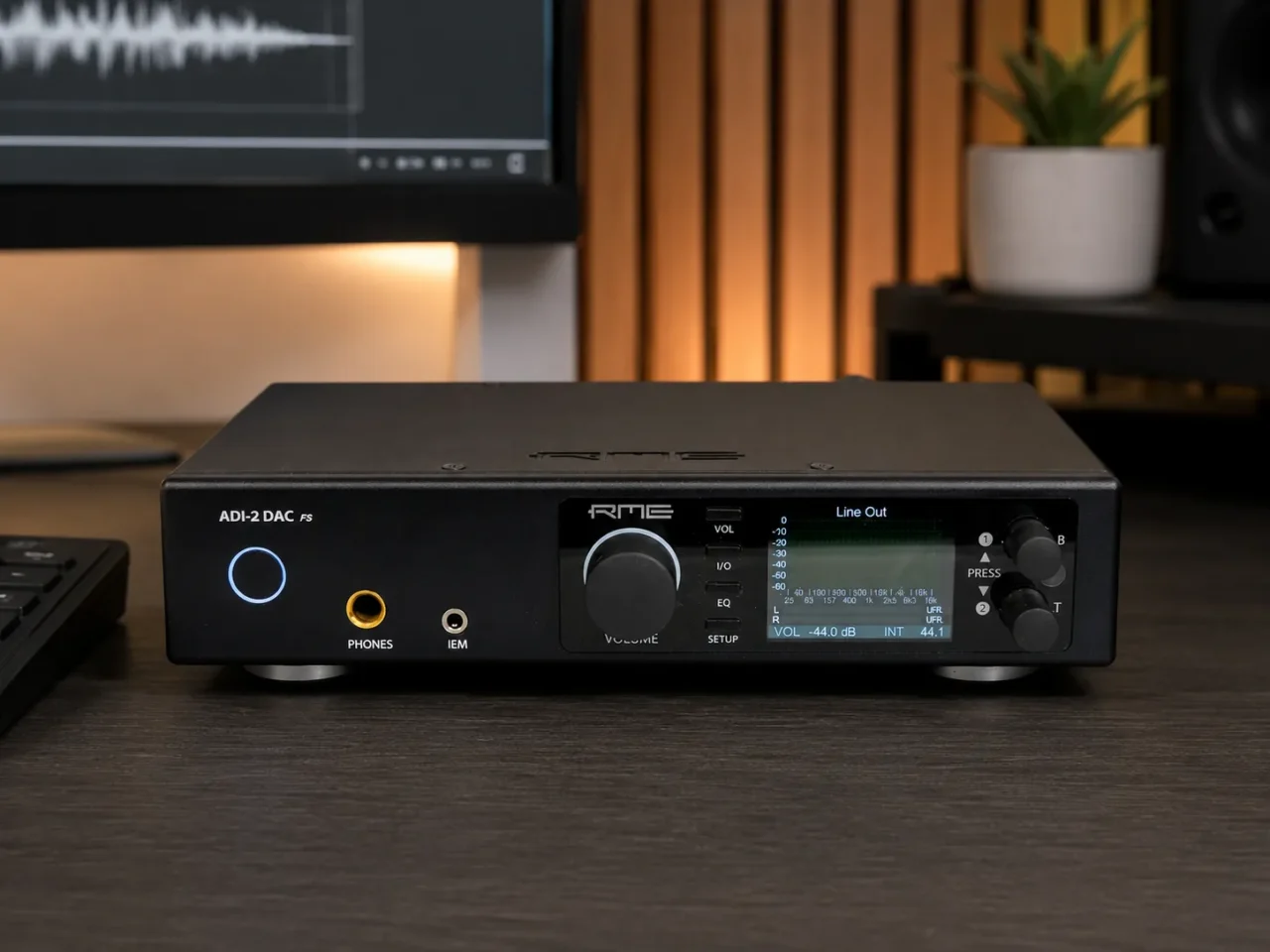 DAC de referencia RME ADI-2 FS versión negra con pantalla LCD y perilla de volumen multifunción sobre escritorio minimalista.