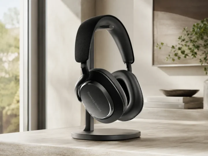 Auriculares Bowers & Wilkins PX7 S3 sobre soporte en un ambiente moderno y elegante con luz natural