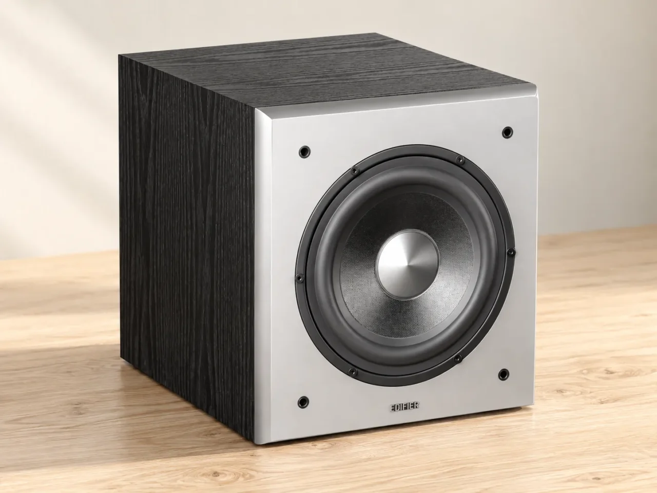 Subwoofer activo Edifier T5 negro con panel frontal plateado.