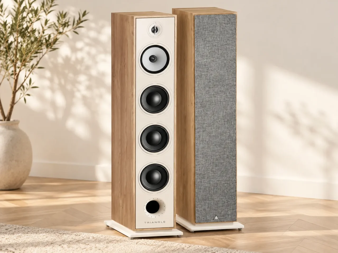 Altavoces de suelo Triangle Borea BR09 en acabado roble claro.