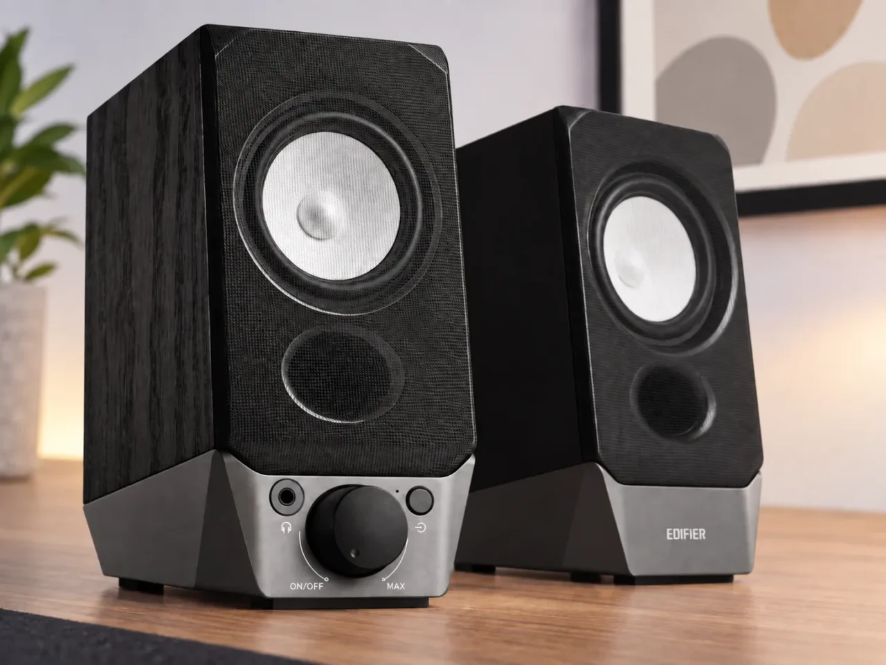 Altavoces Edifier R19BT sobre escritorio de madera.