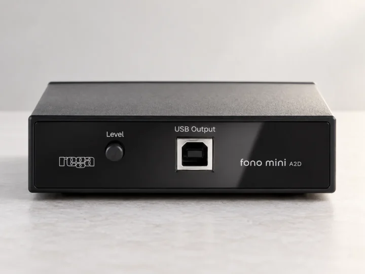 Preamplificador phono Rega Fono Mini A2D V2 en un estudio claro.